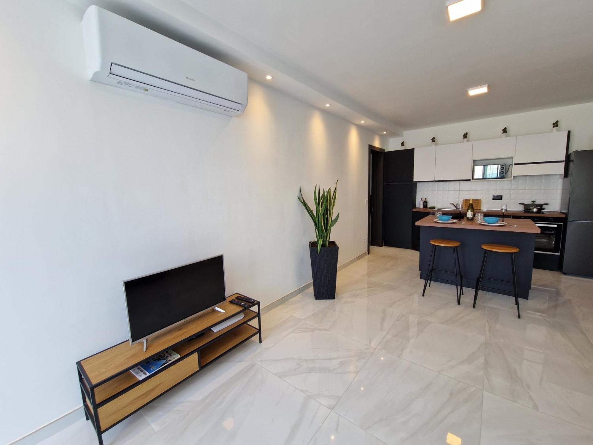Appartamento Sea View New Penthouse Terrace & Garage Parking St. Paul's Bay Esterno foto